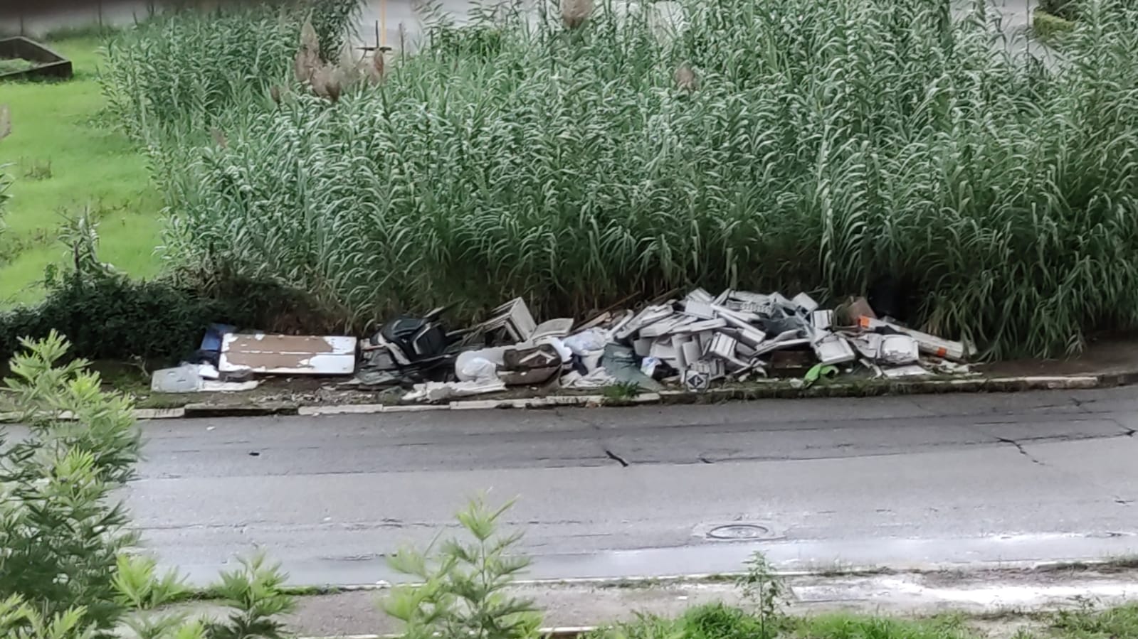 rifiuti abbandonati in città