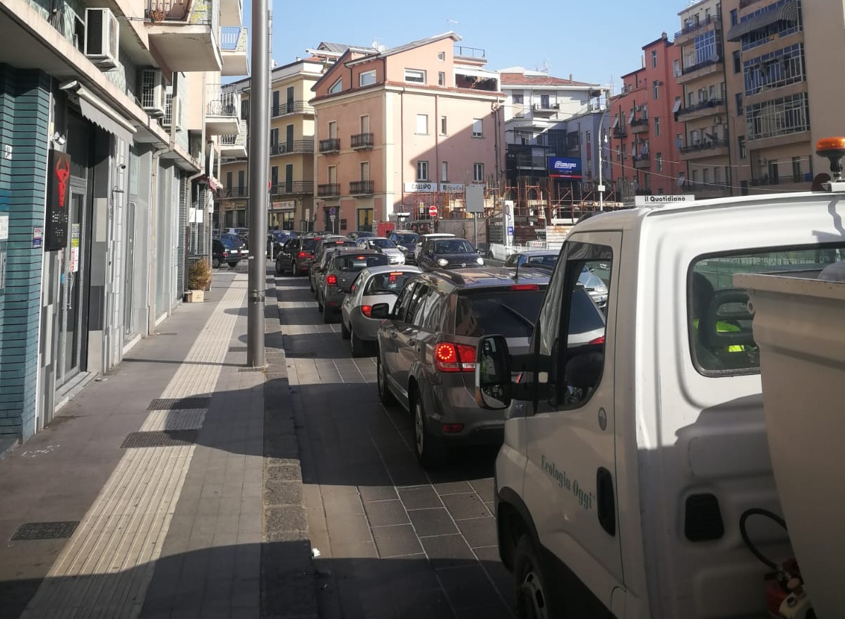 il doppio senso di circolazione su Piazza Bilotti