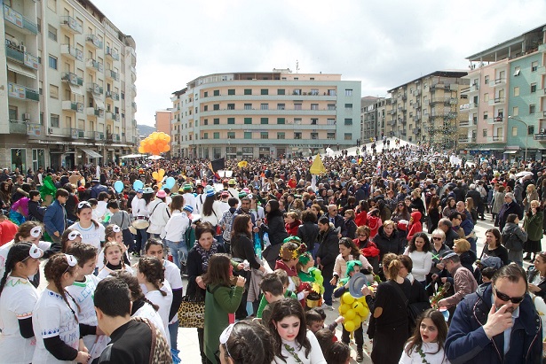 Carnevale 2017_piazza Bilotti_Folla_Bambini