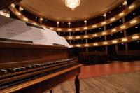 Un pianoforte sul palcoscenico del Teatro Rendano