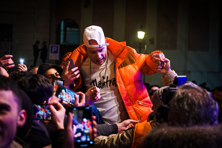 il rapper Clementino attorniato dai suoi fans in P